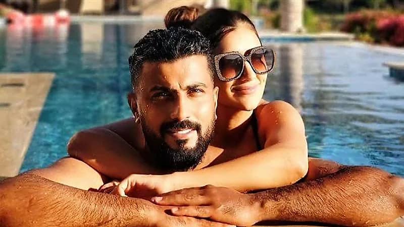 مي عمر تكشف سبب اعتزال زوجها محمد سامي