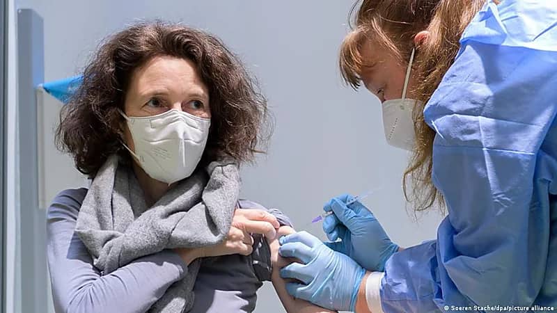 أمريكا.. آلاف الشكاوى من أعراض جانبية بعد لقاح كورونا