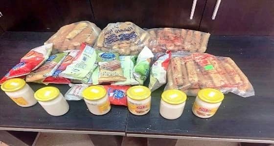 بلدية العويقيلة تصادر مواد غذائية منتهية الصلاحية