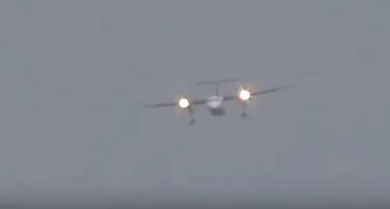 بالفيديو.. طائرة تتأرجح أثناء مقاومتها للرياح عند الهبوط