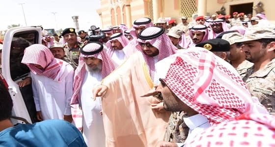 بالصور.. أمير الحدود الشمالية يعزي ذوي الشهيد السليم