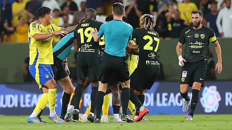 هجوم لاعبي النصر على بيرجوين عقب فوز الاتحاد .. فيديو