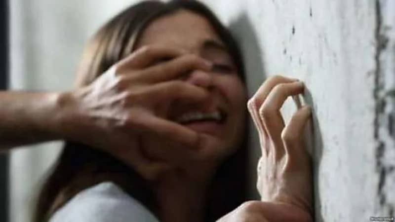 أب يغتصب ابنته برفقة صديقه لفك السحر عنها