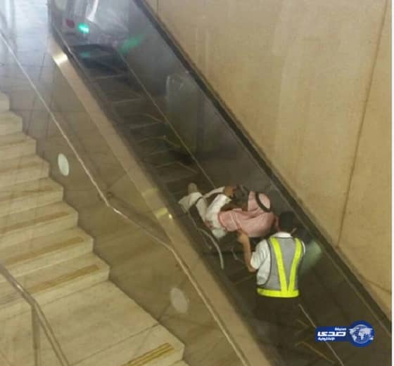 حالة استياء بعد تداول صورة لعامل يدفع معاقاً على السلم الكهربائي بمطار الرياض