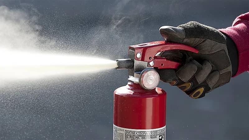 الدفاع المدني: طفاية البودرة الجافة الأنسب للتعامل مع الحرائق بالمنازل