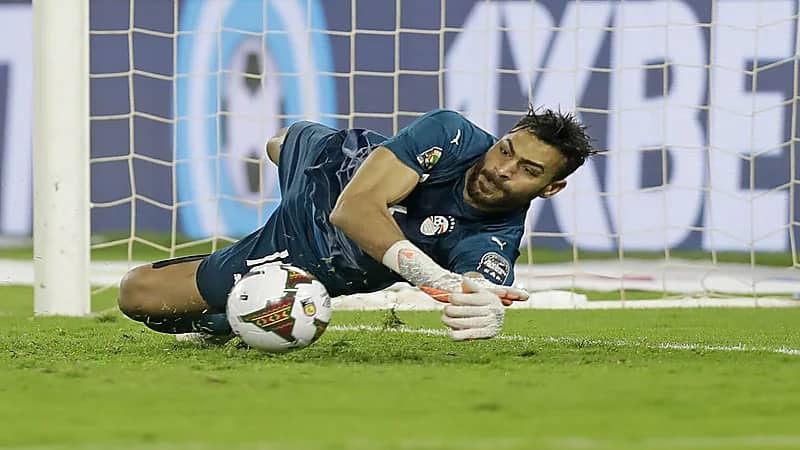 بالصور.. سر زجاجة المياه التي تسببت في تألق حارس المنتخب المصري