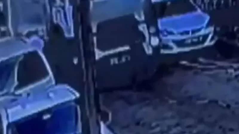 مشهد مأساوي لشاحنة قمامة تدهس صبي .. فيديو