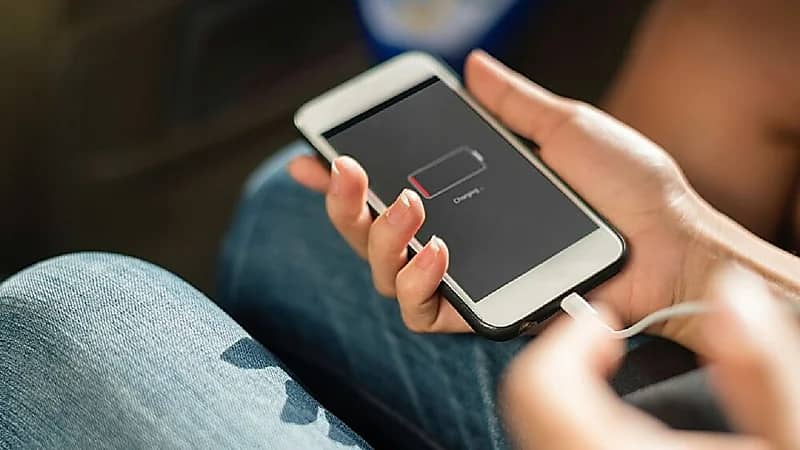 أضرار ترك الهاتف على الشاحن طوال الليل