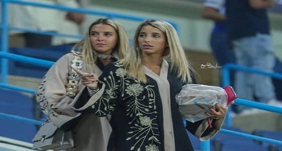 بالصور.. ظهور زوجات محترفي نادي الهلال في المدرجات