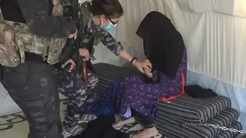 شاهد .. تحرير سيدات كن مكبلات بالحديد داخل سجن داعش بسوريا