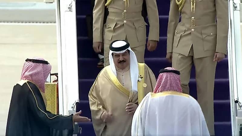 بالفيديو.. وصول ملك البحرين إلى الرياض للمشاركة في القمتين الخليجية والعربية - الصينية