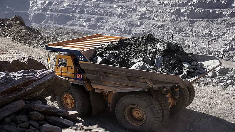 منها السجن.. تحديد عقوبات مخالفي نظام الاستثمار التعديني