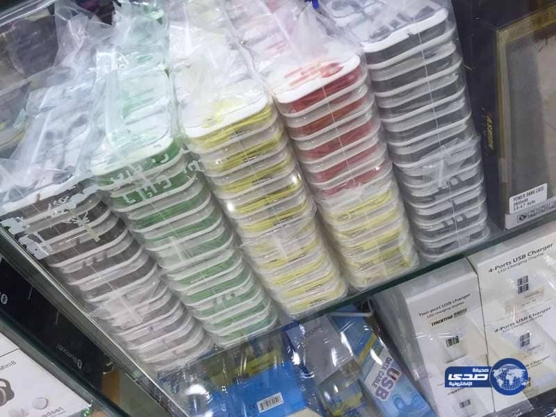 ضبط ٢٠٠٠ سلعة إلكترونية مقلدة لماركات عالمية بـ"بطحاء الرياض" خلال جولات تفتيشية