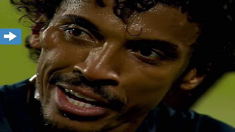 شاهد .. تورم وجه "غوستافو" بعد تدخل قوي من لاعب التعاون "تاوامبا"