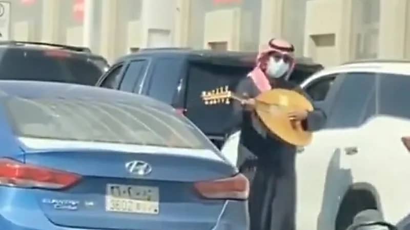 بالفيديو.. شاب يعزف العود على سكوتر بالرياض