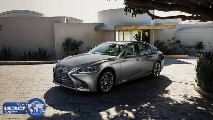 عرض سيارة لكزس الهجينة  في جنيف