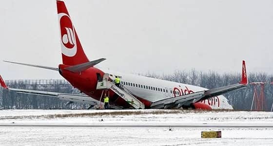 انزلاق طائرة على أرض مطار لوجان الدولي