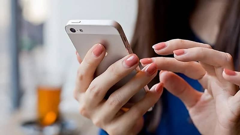 فتاة تتفاجئ برسالة غير متوقعة من رقم شقيقتها المتوفاة