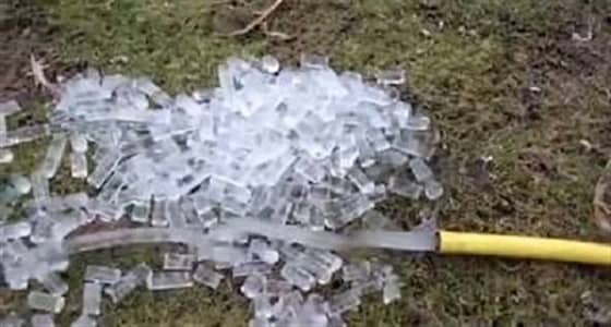 لقطات مذهلة لماء مثلج يخرج من خرطوم