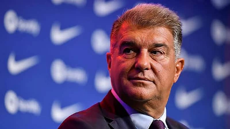 شاهد .. كيف رد رئيس برشلونة على مشجع قال له "توقف عن شراء الحكام"
