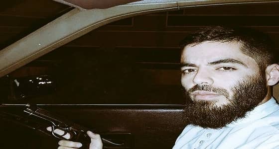 بالصور.. سقوط أحد أفراد الحرس الثوري الإيراني بعد إطلاق النار على المتظاهرين