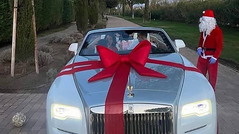 بالفيديو.. جورجينا تفاجئ رونالدو بسيارة جديدة من نوع رويس رويس آخر طراز