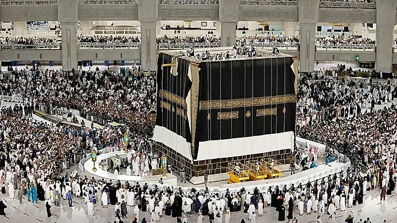 لأول مرة.. الكعبة المشرفة تكتسي ثوبها الجديد مع بداية العام الهجري