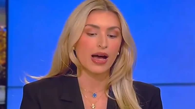 محللة سياسية تفقد الوعي وتسقط على الهواء مباشرة .. فيديو