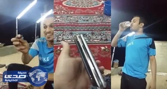 بالفيديو.. شاب خليجي يتحدى أصدقائه ويأكل خنفس