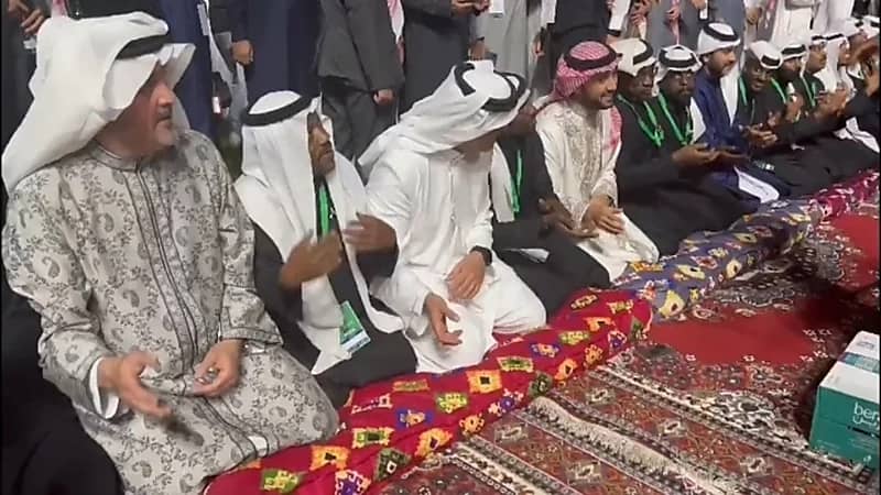 بالفيديو.. وزير الرياضة ورئيس هيئة الفروسية يؤديان "السامري"