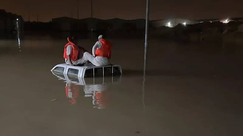 "مدني الرياض" ينقذ 3 أشخاص في مركبتين علقتا بمياه الأمطار