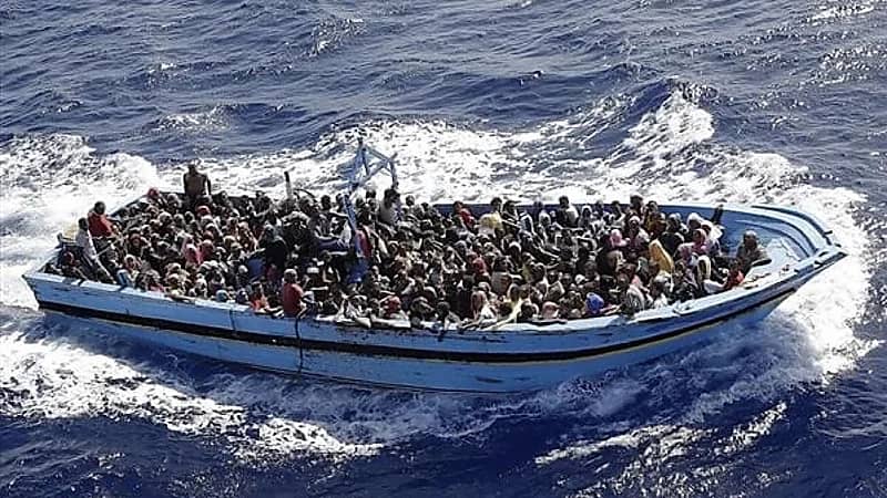 العثور على جثة رضيع بعد غرق قارب مهاجرين غير شرعيين