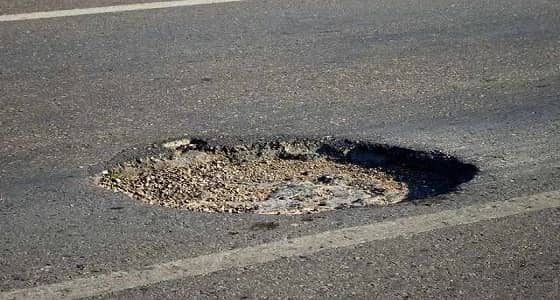 6 مشاكل تسببها الحفر بالطريق للسيارة.. وطرق تفاديها