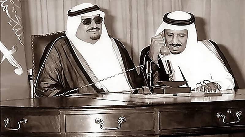 صورة "نادرة" لخادم الحرمين أثناء اتصاله بالأمير سلطان قبل 35 عاما