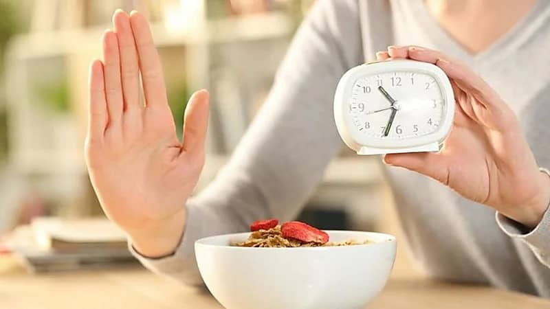 طبيب : الصيام المتقطع يخفض الإنسولين ويحرق الدهون