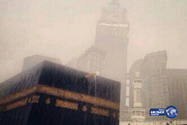 نشطاء يتداولون فيديو يوثق جريان أمطار الخير في شوارع مكة المكرمة