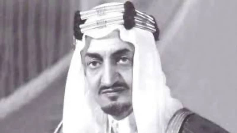 فيديو نادر للملك فيصل خلال مشاركته في عرضة حفل استقبال الرئيس اللبناني