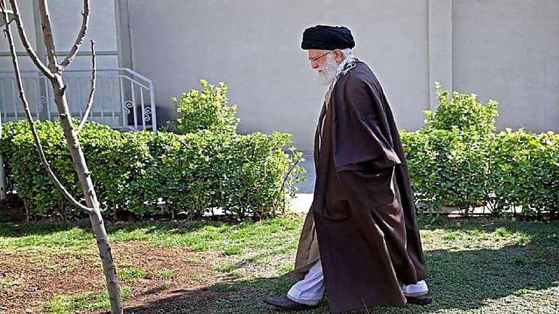 إخراج خامنئي من مخدعه إلى منفاه في العراق