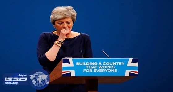 رئيسة وزراء بريطانيا ترد على واقعة السعال بكلمة واحدة وصورة