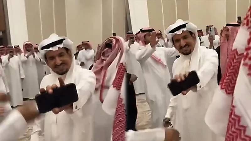 رقص عبدالله السدحان في حفل زفاف يشعل المنصات.. فيديو
