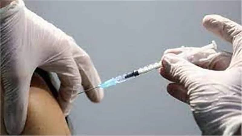 شخص يتلقى 10 جرعات من لقاح كورونا في يوم واحد