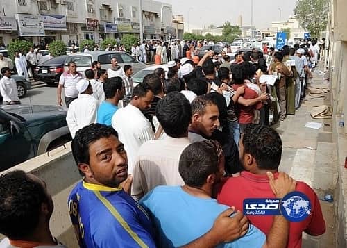 معجبة تقتحم مسرح تامر حسني وتحتضنه.. فيديو