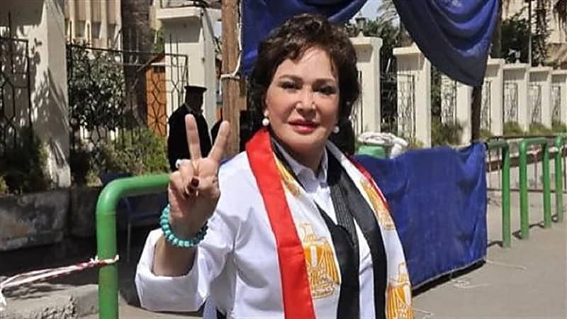 معجبة تقتحم مسرح تامر حسني وتحتضنه.. فيديو
