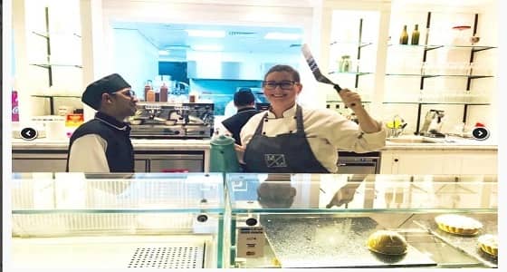 طاهية بريطانية تدرب الشباب على الوجبات العالمية .. وتؤكد المرأة السعودية ملهمة وشغوفة