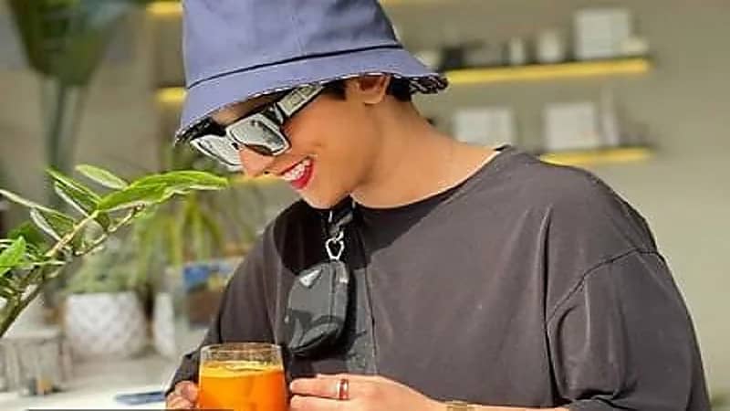 نورة العميري تغازل شيف: "مافي بان كيك إلا أنت"