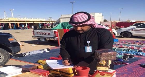 بالصور.. بلدية العويقيلة تصادر مواد غذائية منتهية الصلاحية