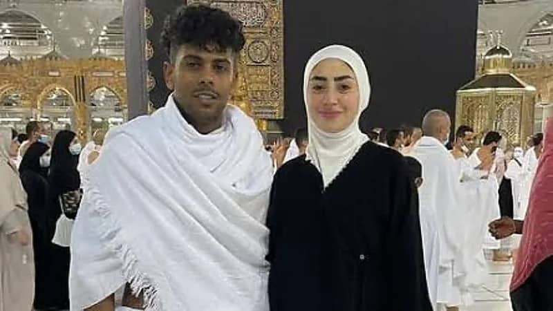 مطرب الراب "عفروتو" يثير الجدل بعد اصطحاب صديقته للعمرة