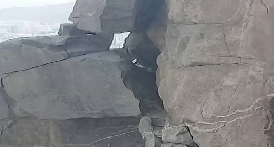 صخور آيلة للسقوط بقمة جبل غار حراء