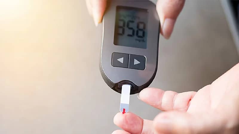 بالفيديو.. أخصائي: رائحة مُزيل طلاء الأظافر دليل على ارتفاع السكر
