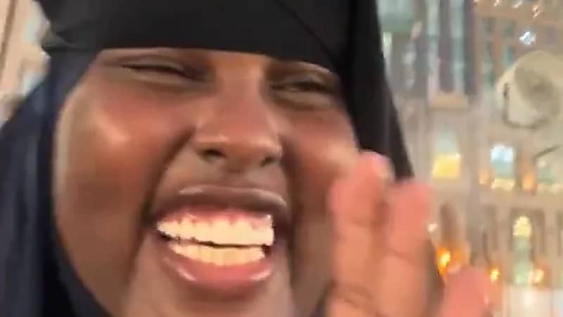 فرحة معتمرة أجنبية لحظة سماعها لتلاوة الشيخ السديس لأول مرة في حياتها .. فيديو